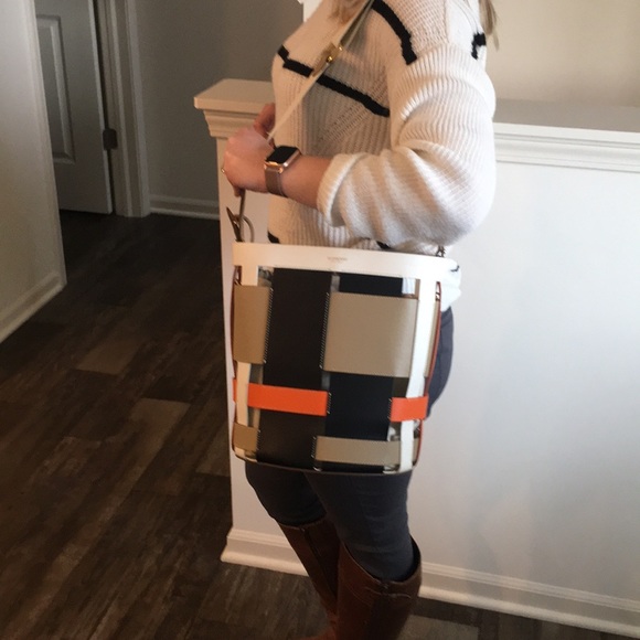 Sold on ♏️NWT Burberry Bucket 2020 Honey Bag - Picture 8 of 8